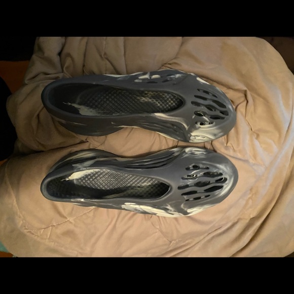 YEEZY FOAM RUNNER MOON GREY main image 7